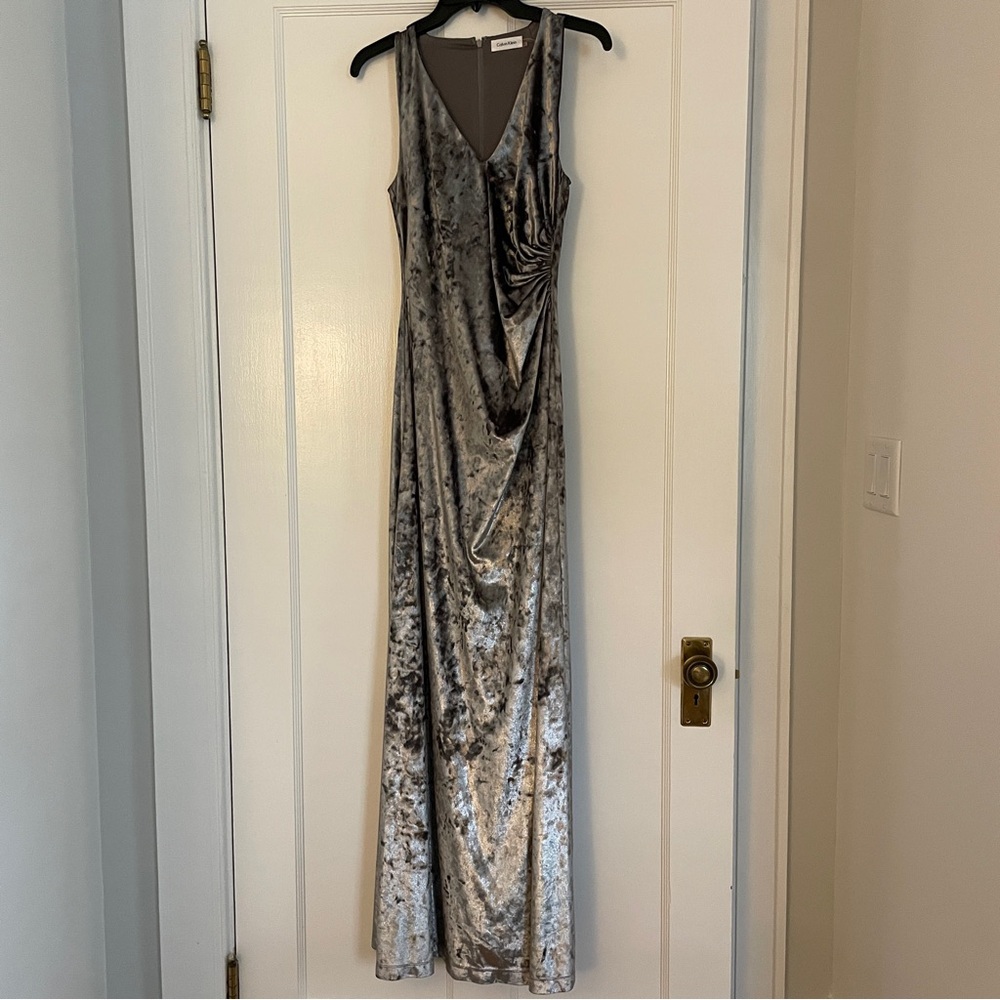 Calvin Klein size 4 poly/spandex full length gown in grey/silver